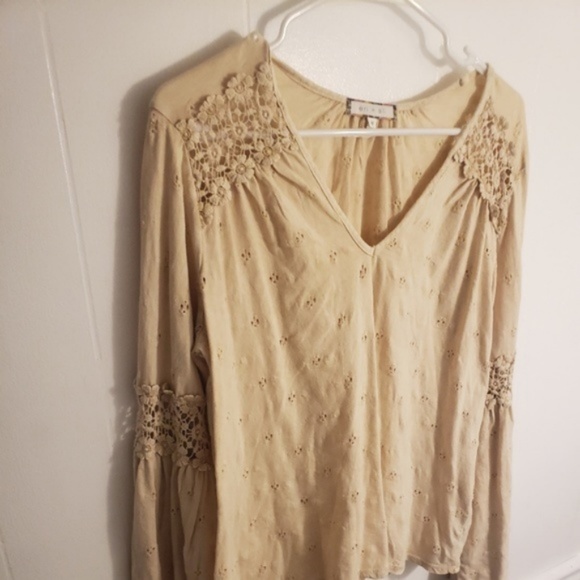 SOLD Eri + Ali Bell Sleeve Calvie Top!! - Picture 7 of 7